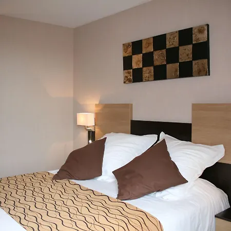 Hotel De La Petite Ferme, Super-besse Est, The Originals Relais