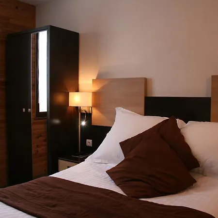 Hotel De La Petite Ferme, Super-besse Est, The Originals Relais